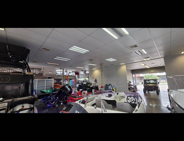1,360M² SHOWROOM TO LET IN RIVERSIDE PARK